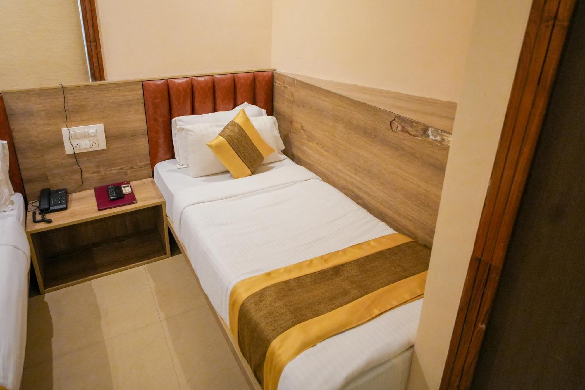 Hotel Skylink Hospitality Mahalaxmi Bombaim Exterior foto